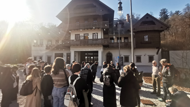 Ogledali so si zgledno prenovljeno Švicarijo, v kateri domujejo bistro ter slikarski in kiparski ateljeji (foto: Sara Turk Marolt)