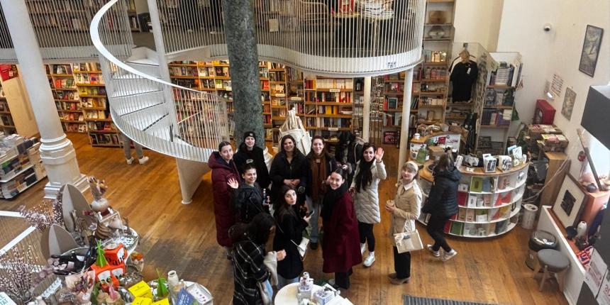 3.	Študenti Univerze v Ljubljani in študenti Univerze v Bukarešti v knjigarni Carusel